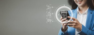 Çevrimiçi alışveriş yapmak için akıllı telefonunuzu kullanın, ürünün parasını ödemek için açık banka başvurunuzu kullanın, çevrimiçi mağazalar akıllı telefonları kullanarak müşteriler tarafından aranır, akıllı telefonunuzu kullanarak çevrimiçi faaliyetlerde bulunun.