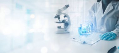 Kimyager araştırma verileri üzerine notlar alıyor, bilim adamı laboratuvarda çalışıyor, Kimyager deneysel sonuçları analiz ediyor ve laboratuvar, laboratuvar fikri üzerine notlar alıyor..