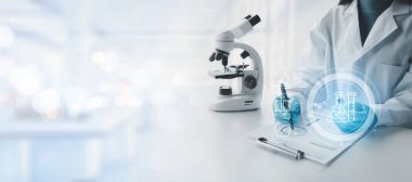 Kimyager araştırma verileri üzerine notlar alıyor, bilim adamı laboratuvarda çalışıyor, Kimyager deneysel sonuçları analiz ediyor ve laboratuvar, laboratuvar fikri üzerine notlar alıyor..