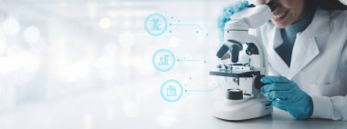 Kimyager laboratuvarda bir deney yapıyor, bir bilim adamı kimyasal bileşimi analiz etmek için mikroskop kullanıyor, bilimsel bir deney laboratuvarda biyolojik cevaplar arıyor..