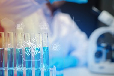 Deneylerin yapıldığı laboratuvarlardan biri, laboratuvarda bir bilim deneyi yürütülüyor, bilim adamı laboratuvarda kimyasallarla deney yapıyor..