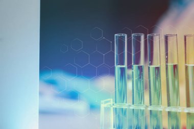 Deneylerin yapıldığı laboratuvarlardan biri, laboratuvarda bir bilim deneyi yürütülüyor, bilim adamı laboratuvarda kimyasallarla deney yapıyor..