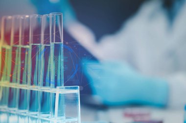 Deneylerin yapıldığı laboratuvarlardan biri, laboratuvarda bir bilim deneyi yürütülüyor, bilim adamı laboratuvarda kimyasallarla deney yapıyor..