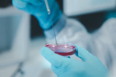 Kimyager test tüplerini kimyasal olarak analiz ediyor, kimyager laboratuvarda bir deney yapıyor, kimyacı araştırma verileri üzerine notlar alıyor, bilim adamı laboratuarda çalışıyor., 