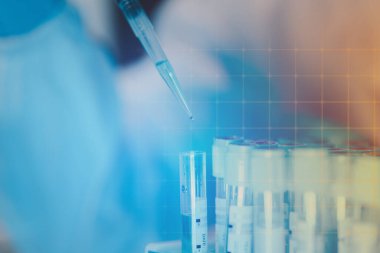 Deneylerin yapıldığı laboratuvarlardan biri, laboratuvarda bir bilim deneyi yürütülüyor, bilim adamı laboratuvarda kimyasallarla deney yapıyor..