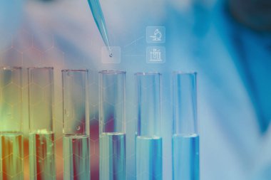 Deneylerin yapıldığı laboratuvarlardan biri, laboratuvarda bir bilim deneyi yürütülüyor, bilim adamı laboratuvarda kimyasallarla deney yapıyor..