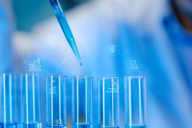 Deneylerin yapıldığı laboratuvarlardan biri, laboratuvarda bir bilim deneyi yürütülüyor, bilim adamı laboratuvarda kimyasallarla deney yapıyor..