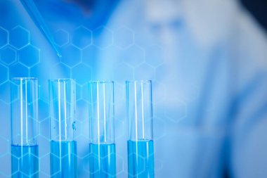 Deneylerin yapıldığı laboratuvarlardan biri, laboratuvarda bir bilim deneyi yürütülüyor, bilim adamı laboratuvarda kimyasallarla deney yapıyor..