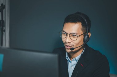 Çağrı merkezi çalışanı kulaklıkla müşteriyle konuşuyor, operatör telefonla müşteri hizmetleri sunuyor, Müşteri hizmetleri personeli destek veriyor ve sorunları çözmeye yardım ediyor.