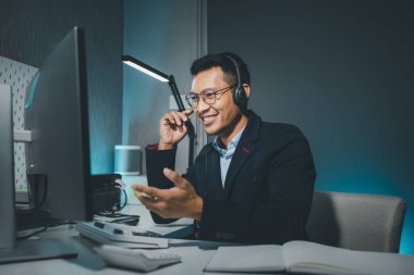 Çağrı merkezi çalışanı kulaklıkla müşteriyle konuşuyor, operatör telefonla müşteri hizmetleri sunuyor, Müşteri hizmetleri personeli destek veriyor ve sorunları çözmeye yardım ediyor.