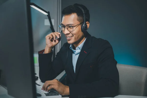 Call center employee talking with customer through headset, The operator is providing customer service by phone, Customer service staff is providing support and helping resolve issues.