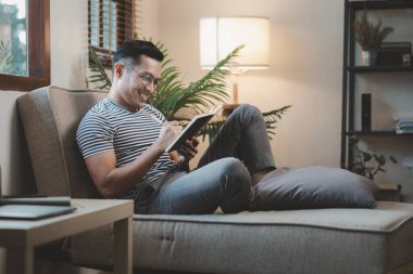 Kanepede rahatça oturmak, tatilde evdeki oturma odasında dinlenmek, rahat bir hayat yaşamak, hafta sonları evde kalmak, kitap okumak ve notlar almak..