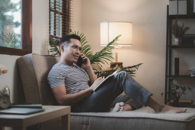 Hafta sonları evde rahatlamak, evdeki kanepede akıllı telefon kullanmak, arkadaşlarını aramak ve mutlu bir şekilde konuşmak, akıllı telefondan arkadaşlarınla video görüşmesi yapmak, internet aktiviteleri yapmak için akıllı telefonunu kullanmak..