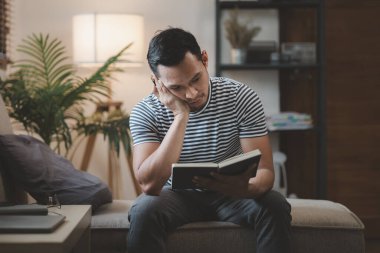 Kanepede rahatça oturmak, tatilde evdeki oturma odasında dinlenmek, rahat bir hayat yaşamak, hafta sonları evde kalmak, kitap okumak ve notlar almak..