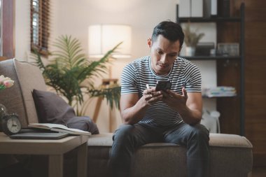 Hafta sonları evde rahatlamak, evdeki kanepede akıllı telefon kullanmak, arkadaşlarını aramak ve mutlu bir şekilde konuşmak, akıllı telefondan arkadaşlarınla video görüşmesi yapmak, internet aktiviteleri yapmak için akıllı telefonunu kullanmak..