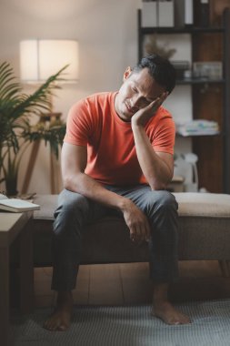 Kanepedeki evde stres, oturma odasındaki stres sorunları yüzünden depresyon, iş yerindeki kronik sorunlardan dolayı hassasiyet..