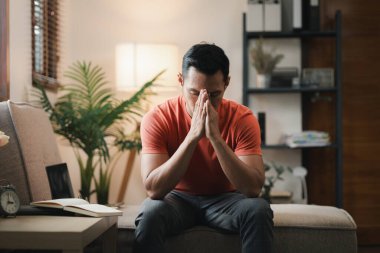 Kanepedeki evde stres, oturma odasındaki stres sorunları yüzünden depresyon, iş yerindeki kronik sorunlardan dolayı hassasiyet..
