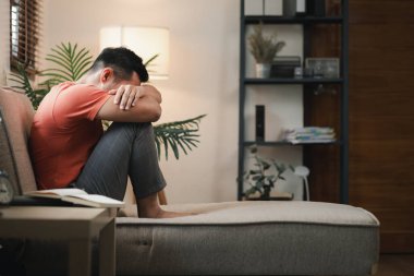 Kanepedeki evde stres, oturma odasındaki stres sorunları yüzünden depresyon, iş yerindeki kronik sorunlardan dolayı hassasiyet..