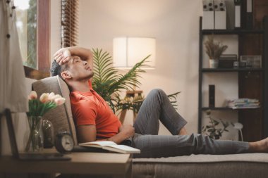 Kanepedeki evde stres, oturma odasındaki stres sorunları yüzünden depresyon, iş yerindeki kronik sorunlardan dolayı hassasiyet..