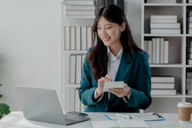 Hesap makinesindeki hesaplama numaraları, muhasebeci ofiste muhasebe üzerinde çalışıyor, muhasebecinin hesaplaması için rakamsal veriler sunuluyor.,