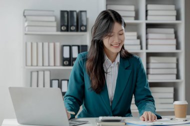 Hesap makinesindeki hesaplama numaraları, muhasebeci ofiste muhasebe üzerinde çalışıyor, muhasebecinin hesaplaması için rakamsal veriler sunuluyor.,