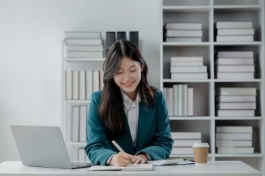 Denetçi ofiste muhasebe üzerinde çalışıyor, muhasebeci şirketin finansal likiditesini hesaplıyor, muhasebeciye vergileri hesaplaması için rakamsal veriler sunuluyor..