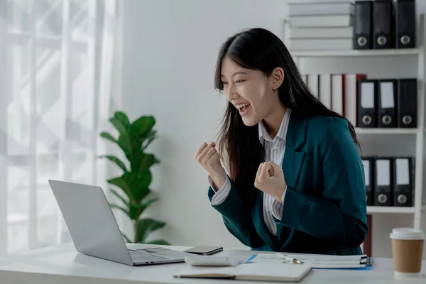 Using a laptop to discuss work in the company, Presentation of successful work, Check email with a smartphone and receive good news, Present documents in business meetings.