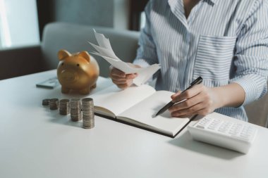 Operatör satın alma makbuzunu kontrol ediyor, finans çalışanları sisteme kaydedilecek çeşitli harcamaları hesaplıyor, satın alma departmanından bir makbuz alıyor ve faturanın doğruluğunu teyit ediyor.