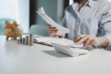 Operatör satın alma makbuzunu kontrol ediyor, finans çalışanları sisteme kaydedilecek çeşitli harcamaları hesaplıyor, satın alma departmanından bir makbuz alıyor ve faturanın doğruluğunu teyit ediyor.