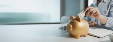 Muhasebeci domuz kumbarasına para yatırıyor, Financier tavsiye almaya gelen müşterilere tasarruf yöntemleri getiriyor, çalışanlar müşterilerin tasarruflarını alıyor ve onları güvende tutuyor..