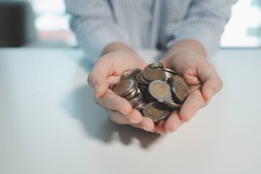 Muhasebeci eline bir avuç bozuk para tutuşturdu, bir finansçı müşterilerden biraz para topladı, çalışanlar müşterilere tasarruf için verimli yollar sundu..