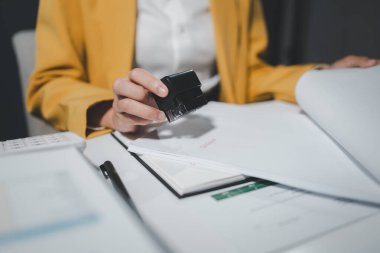 Çaresiz bir ofis çalışanı evrak işleriyle boğulmuş, stresli genç bir iş kadını, ofis çalışanı yığınla kağıtla çalışan insanlar, masası evrak işleriyle dolu..