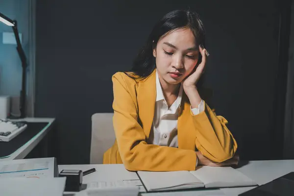 Mulher Asiática Está Estressada Trabalhar Laptop Cansado Asiático Empresária Com — Fotografia de Stock