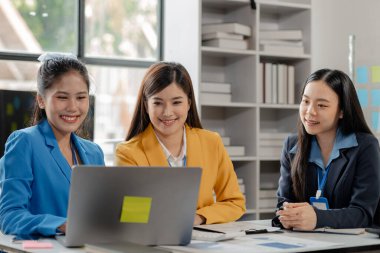 Toplantıda raporu açıklamak, toplantı odasındaki sorunları çözmek için işbirliği yapmak, ofisteki ekiple yeni bir iş kurmak, takım olarak çalışmak...,