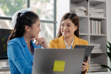 Toplantıda raporu açıklamak, toplantı odasındaki sorunları çözmek için işbirliği yapmak, ofisteki ekiple yeni bir iş kurmak, takım olarak çalışmak...,