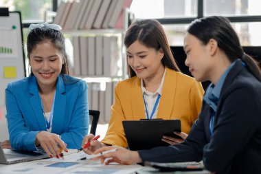 Toplantıda raporu açıklamak, toplantı odasındaki sorunları çözmek için işbirliği yapmak, ofisteki ekiple yeni bir iş kurmak, takım olarak çalışmak...,