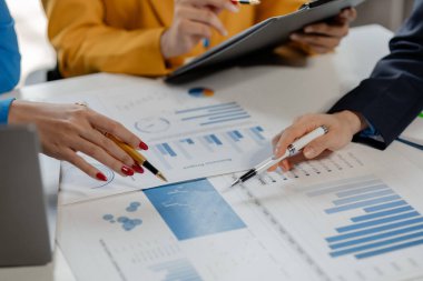 Toplantıda raporu açıklamak, toplantı odasındaki sorunları çözmek için işbirliği yapmak, ofisteki ekiple yeni bir iş kurmak, takım olarak çalışmak...,