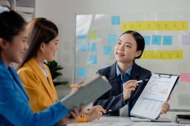 Toplantıda raporu açıklamak, toplantı odasındaki sorunları çözmek için işbirliği yapmak, ofisteki ekiple yeni bir iş kurmak, takım olarak çalışmak...,