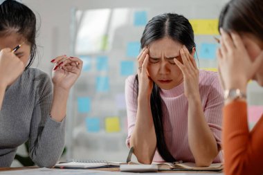 Hüsrana uğramış, çok ırklı iş adamları, kötü işleri yüzünden üzgün olanlar iflasın eşiğindeki kurumsal krizle hayal kırıklığına uğrarlar evrak işleri ile ilgili endişeleri olan ofis toplantılarında otururlar..