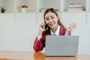 Girişimci telefonda şirket müşterisiyle konuşuyor, ofiste güzel bir kadın, mutlu, iş kadını internet telefonunu kapatıyor, iş kadını akıllı telefondan e-postaları kontrol ediyor., 