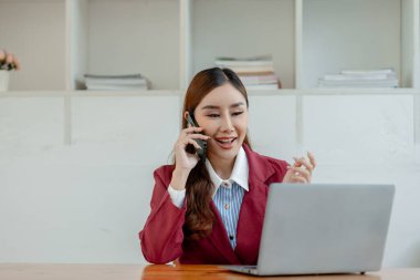 Girişimci telefonda şirket müşterisiyle konuşuyor, ofiste güzel bir kadın, mutlu, iş kadını internet telefonunu kapatıyor, iş kadını akıllı telefondan e-postaları kontrol ediyor., 