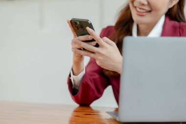 Girişimci telefonda şirket müşterisiyle konuşuyor, ofiste güzel bir kadın, mutlu, iş kadını internet telefonunu kapatıyor, iş kadını akıllı telefondan e-postaları kontrol ediyor., 