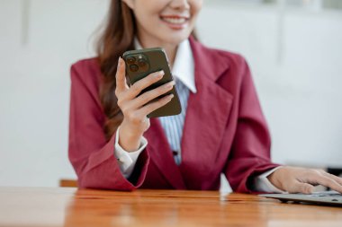 Girişimci telefonda şirket müşterisiyle konuşuyor, ofiste güzel bir kadın, mutlu, iş kadını internet telefonunu kapatıyor, iş kadını akıllı telefondan e-postaları kontrol ediyor., 