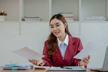 Muhasebeciye hesaplaması için rakamsal veriler sunuluyor, kadın muhasebeci ofisinde hesap makinesi, Tasarruf, Finans ve ekonomi konsepti ile finans hakkında çalışıyor, 