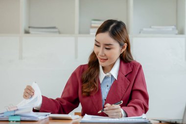 Muhasebeciye hesaplaması için rakamsal veriler sunuluyor, kadın muhasebeci ofisinde hesap makinesi, Tasarruf, Finans ve ekonomi konsepti ile finans hakkında çalışıyor, 