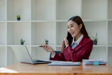 Girişimci telefonda şirket müşterisiyle konuşuyor, ofiste güzel bir kadın, mutlu, iş kadını internet telefonunu kapatıyor, iş kadını akıllı telefondan e-postaları kontrol ediyor., 