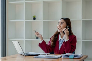 Girişimci telefonda şirket müşterisiyle konuşuyor, ofiste güzel bir kadın, mutlu, iş kadını internet telefonunu kapatıyor, iş kadını akıllı telefondan e-postaları kontrol ediyor., 