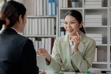 Ofisteki masaüstü bilgisayarında birlikte çalışan iki iş arkadaşı, bilgisayardaki meslektaşların problem çözmesi, ofiste dizüstü bilgisayar kullanan neşeli iş adamları.. 