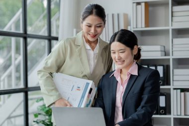 Toplantıda raporu açıklamak, toplantı odasındaki sorunları çözmek için işbirliği yapmak, ofisteki ekiple yeni bir iş kurmak, takım olarak çalışmak...,
