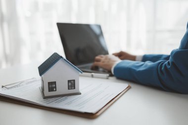 Ev sigortası evrakları, bir emlakçı şirketteki bir alıcıya ev sigortası belgelerini açıklıyor, ev sigortası belgelerini imzalıyor, birlikte anlaşma yapıyor..